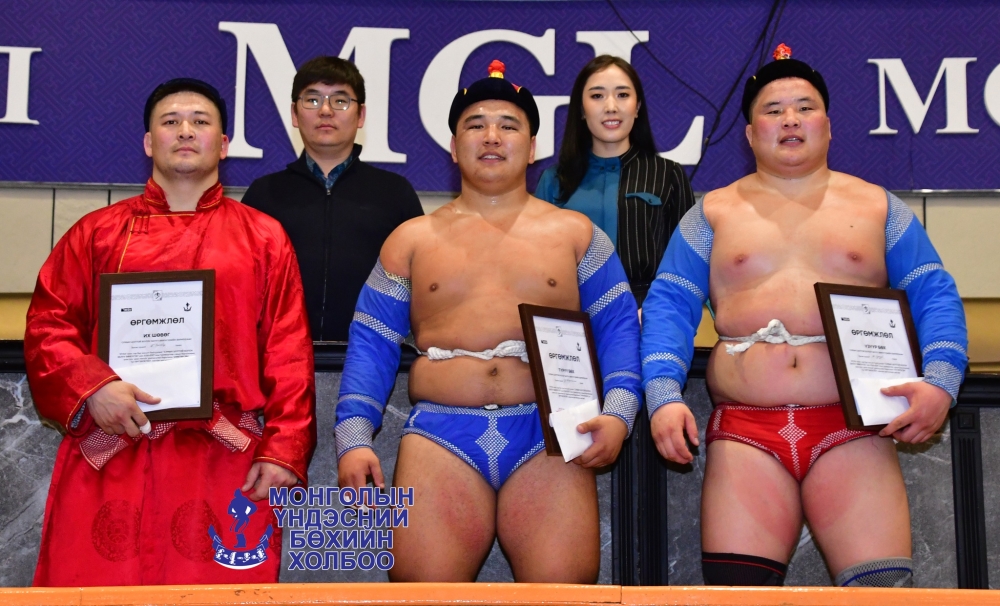 Сумын цолтнуудын барилдаанд Ц.БАЯРСАЙХАН анх удаа 10 даван түрүүллээ