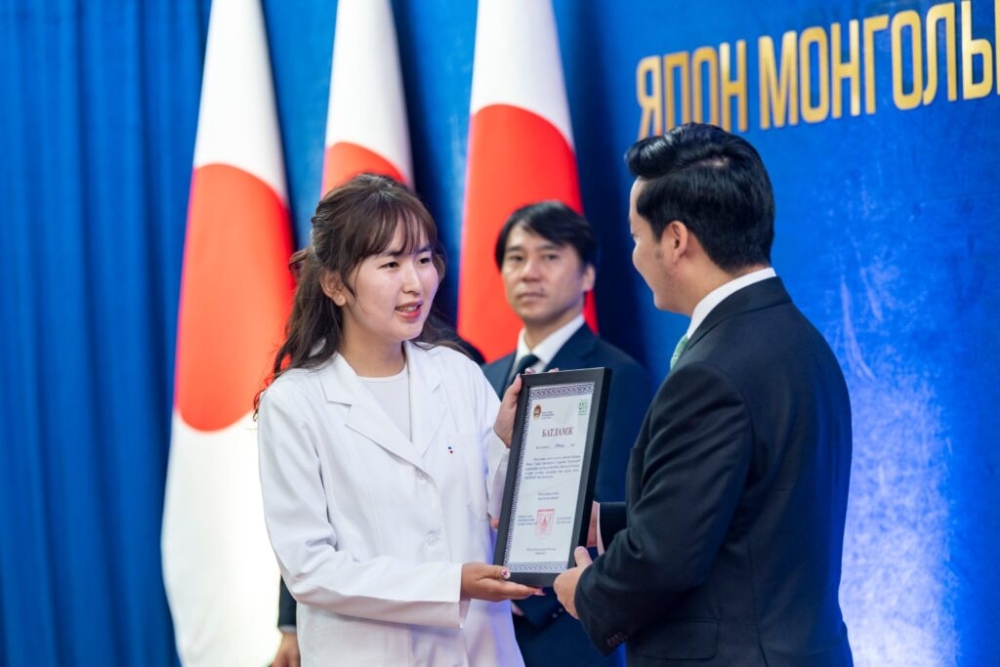 Тэтгэлэгт хөтөлбөрийн 1000 оюутанд батламж гардуулж эхэллээ